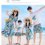 Área de férias casal olhar roupas mãe filha vestidos pai filho conjuntos família combinando roupas de praia férias pai-filho