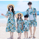 Área de férias casal olhar roupas mãe filha vestidos pai filho conjuntos família combinando roupas de praia férias pai-filho