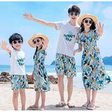 Área de férias casal olhar roupas mãe filha vestidos pai filho conjuntos família combinando roupas de praia férias pai-filho