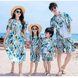 Área de férias casal olhar roupas mãe filha vestidos pai filho conjuntos família combinando roupas de praia férias pai-filho