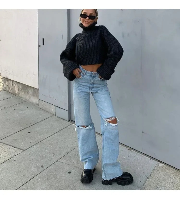 Novos jeans de perna reta rasgados e lavados. Novos jeans micro-acampanados casuais elegantes e versáteis para mulheres na primavera e no verão