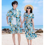 Área de férias casal olhar roupas mãe filha vestidos pai filho conjuntos família combinando roupas de praia férias pai-filho