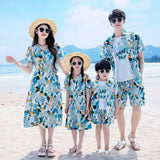 Área de férias casal olhar roupas mãe filha vestidos pai filho conjuntos família combinando roupas de praia férias pai-filho