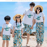 Área de férias casal olhar roupas mãe filha vestidos pai filho conjuntos família combinando roupas de praia férias pai-filho