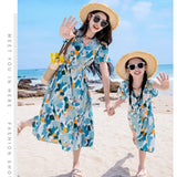 Área de férias casal olhar roupas mãe filha vestidos pai filho conjuntos família combinando roupas de praia férias pai-filho