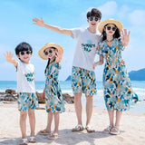 Área de férias casal olhar roupas mãe filha vestidos pai filho conjuntos família combinando roupas de praia férias pai-filho
