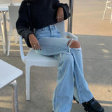 Novos jeans de perna reta rasgados e lavados. Novos jeans micro-acampanados casuais elegantes e versáteis para mulheres na primavera e no verão