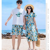 Área de férias casal olhar roupas mãe filha vestidos pai filho conjuntos família combinando roupas de praia férias pai-filho
