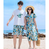 Área de férias casal olhar roupas mãe filha vestidos pai filho conjuntos família combinando roupas de praia férias pai-filho