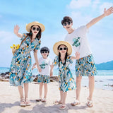 Área de férias casal olhar roupas mãe filha vestidos pai filho conjuntos família combinando roupas de praia férias pai-filho